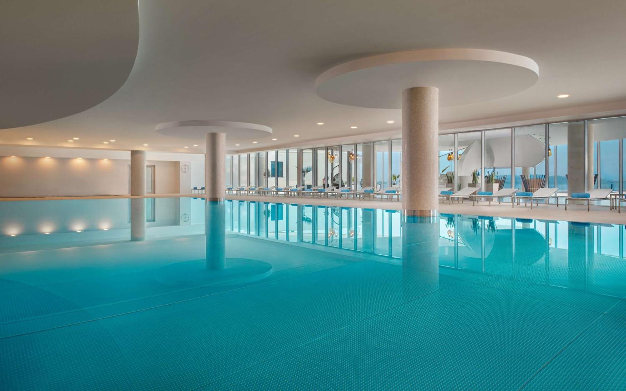 힐튼 리예카 코스타벨라 비치 리조트 앤 스파 외부 사진 The swimming pool at the hotel