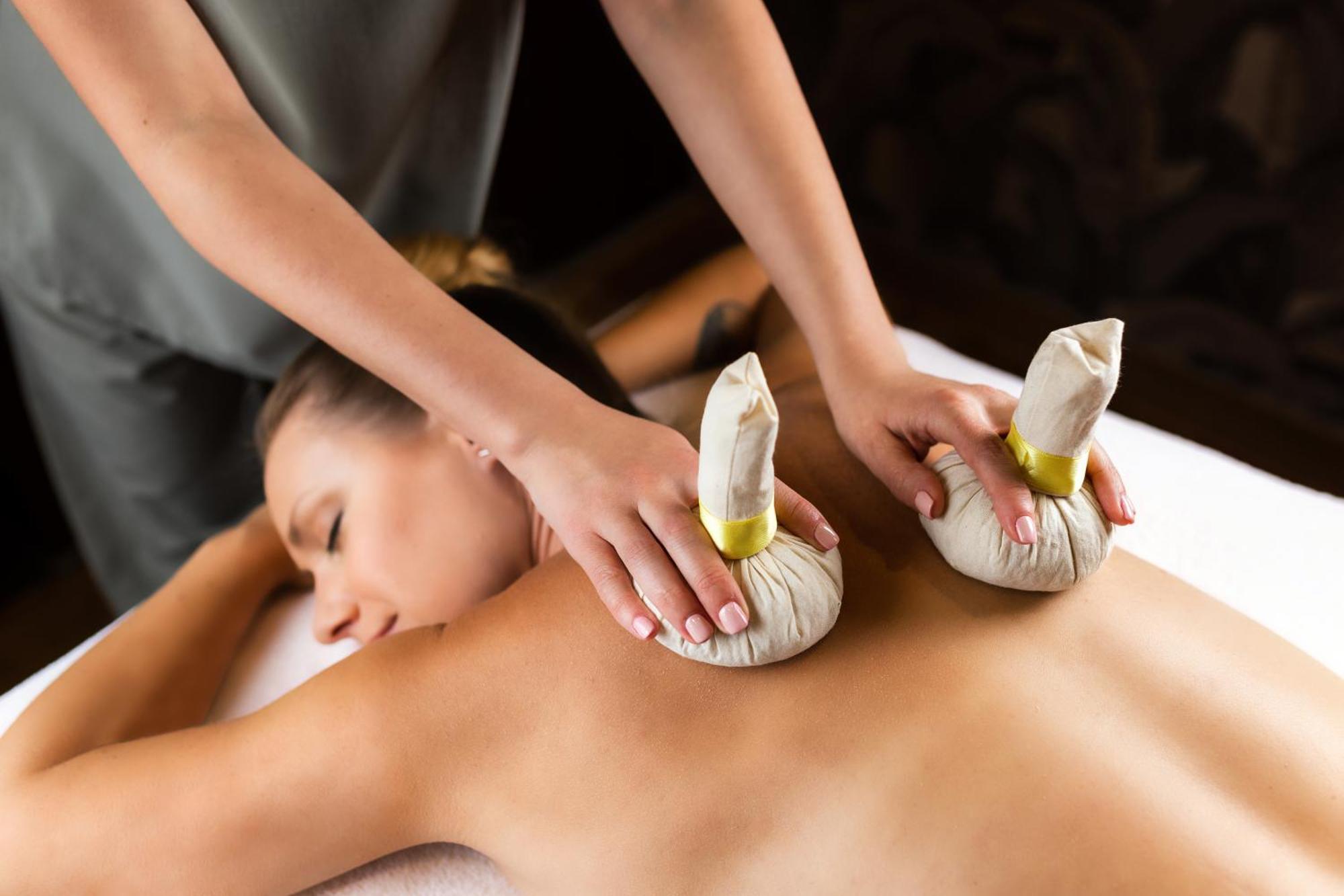 힐튼 리예카 코스타벨라 비치 리조트 앤 스파 외부 사진 Thai herbal compress massage