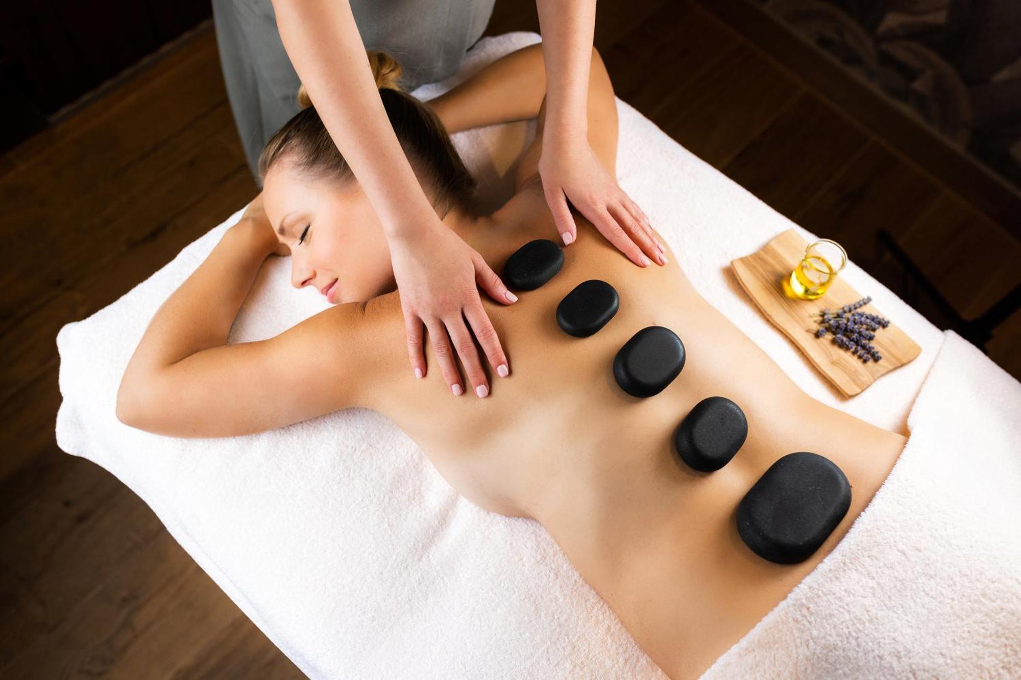 힐튼 리예카 코스타벨라 비치 리조트 앤 스파 외부 사진 Hot stone massage
