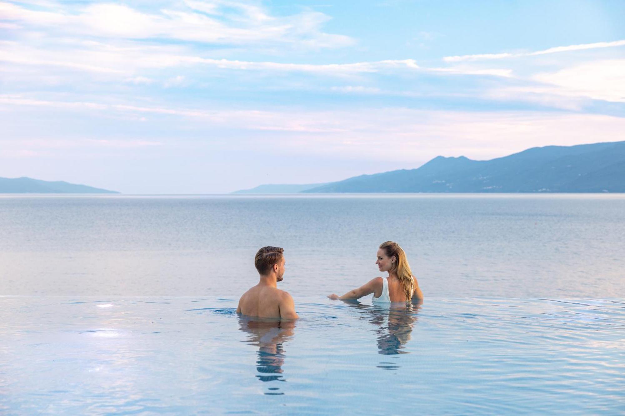 힐튼 리예카 코스타벨라 비치 리조트 앤 스파 외부 사진 Bathing in the Dead Sea