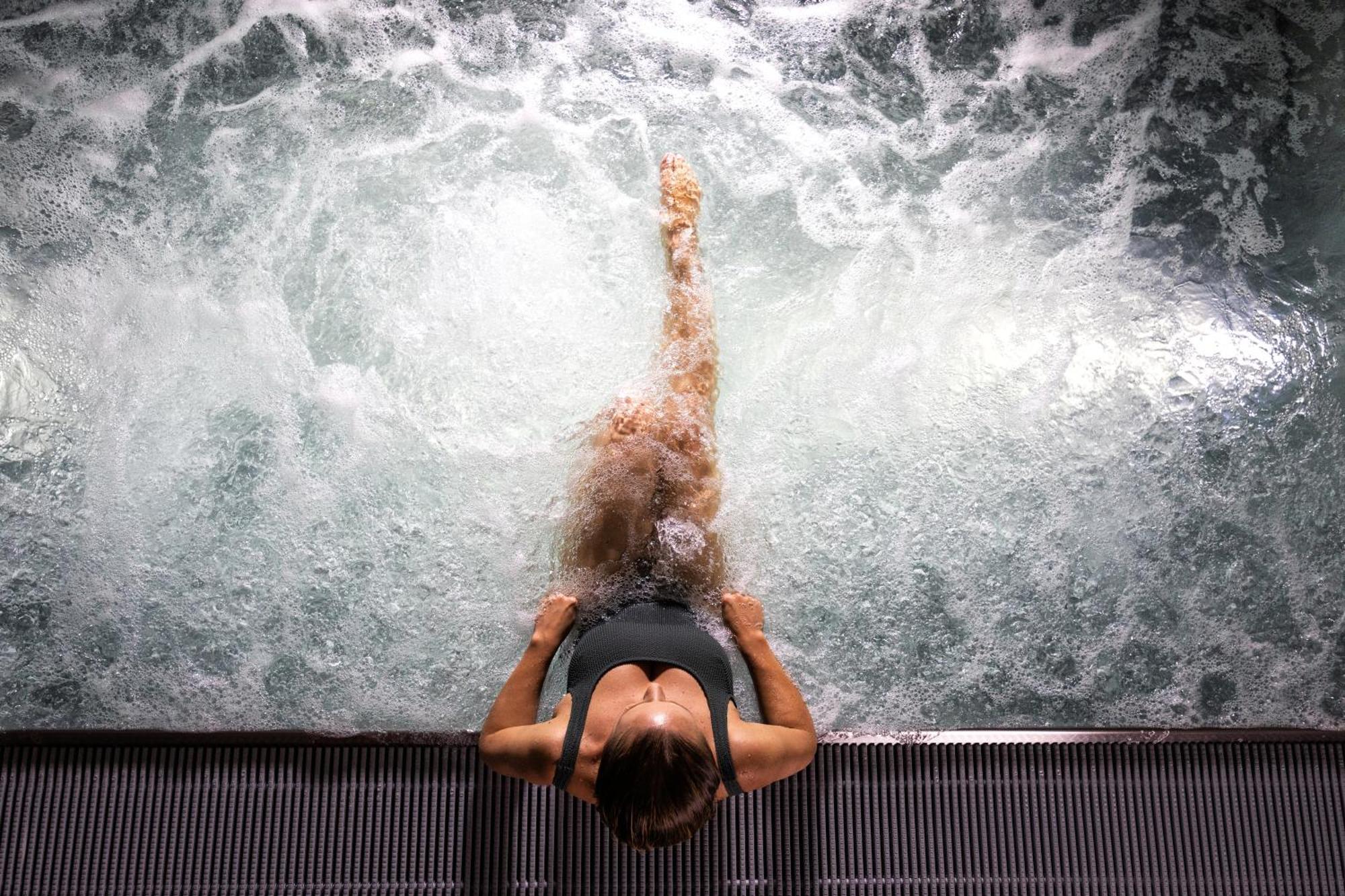 힐튼 리예카 코스타벨라 비치 리조트 앤 스파 외부 사진 A woman in a whirlpool