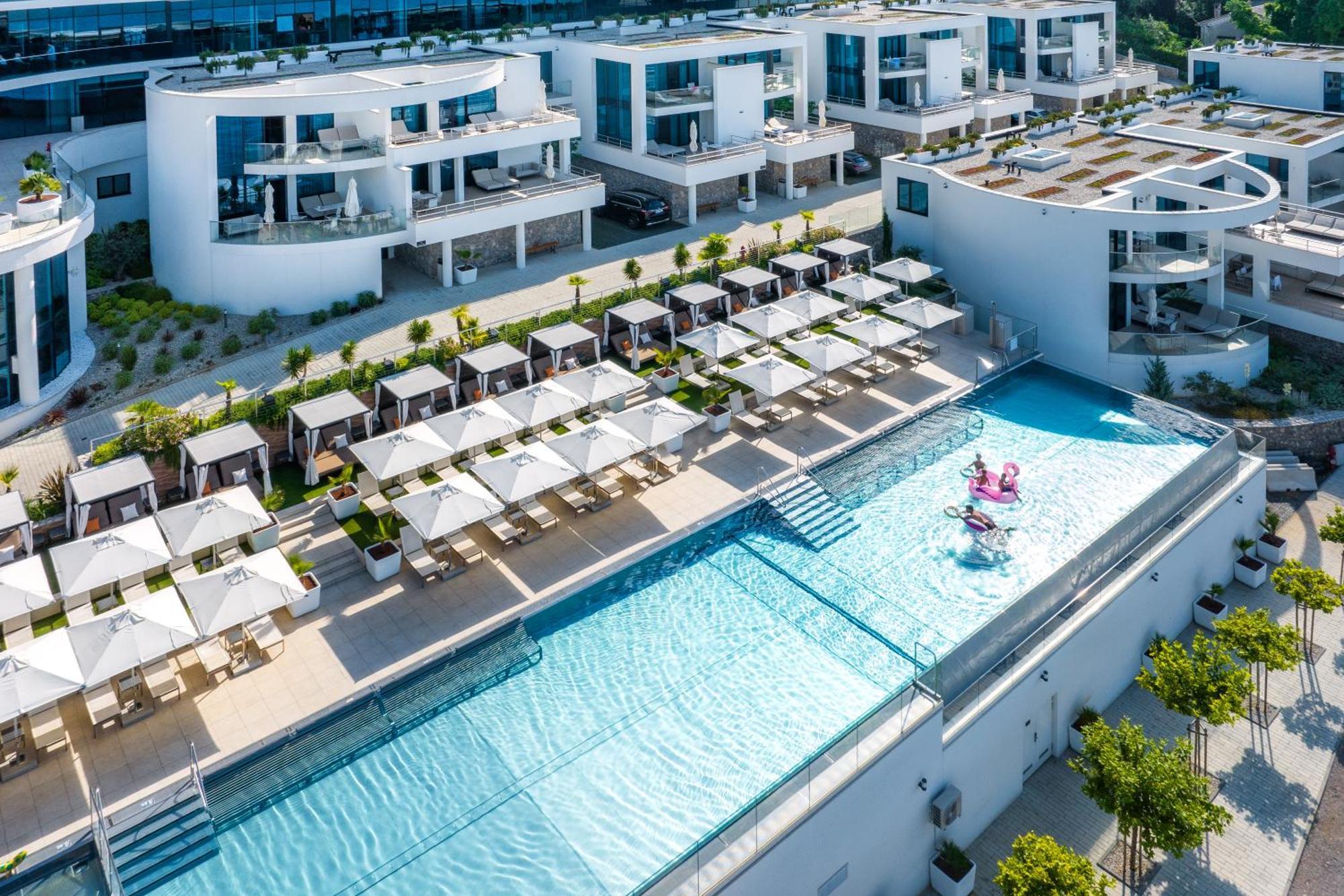 힐튼 리예카 코스타벨라 비치 리조트 앤 스파 외부 사진 The hotel's rooftop pool