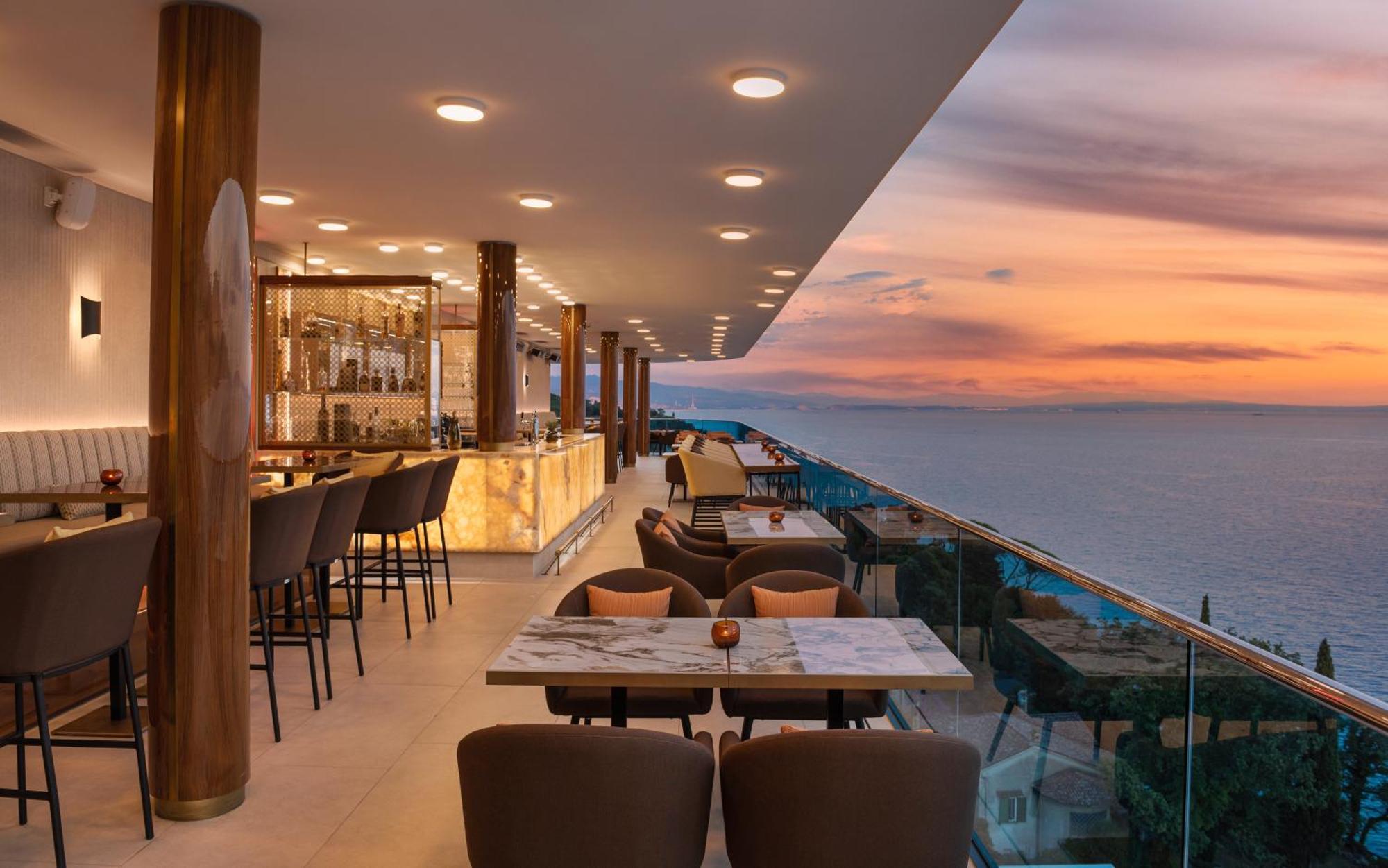 힐튼 리예카 코스타벨라 비치 리조트 앤 스파 외부 사진 The Sky Bar