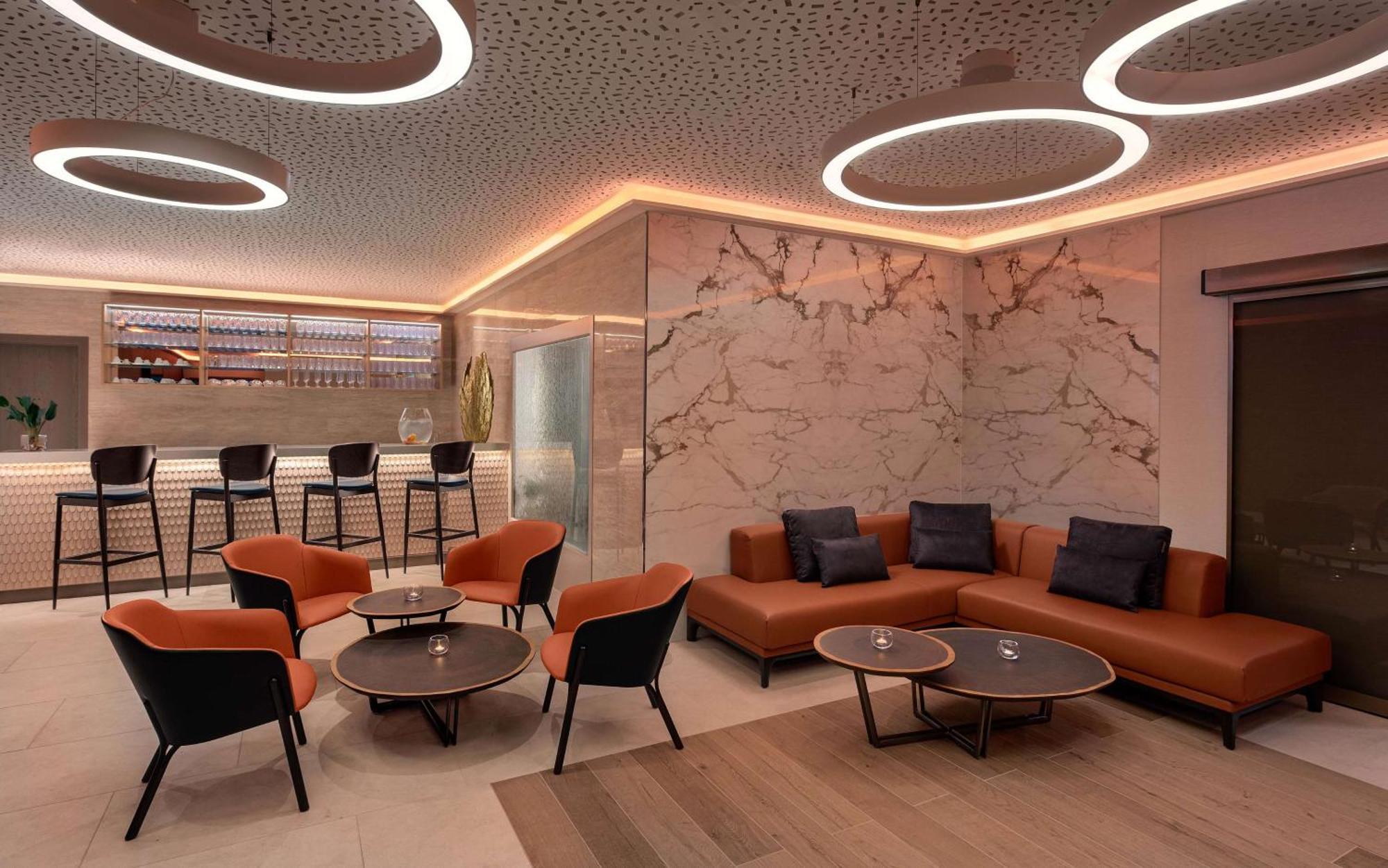 힐튼 리예카 코스타벨라 비치 리조트 앤 스파 외부 사진 The lounge at the airport