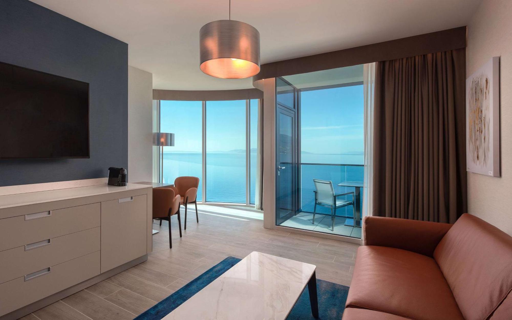 힐튼 리예카 코스타벨라 비치 리조트 앤 스파 외부 사진 A suite at the Hilton London West End