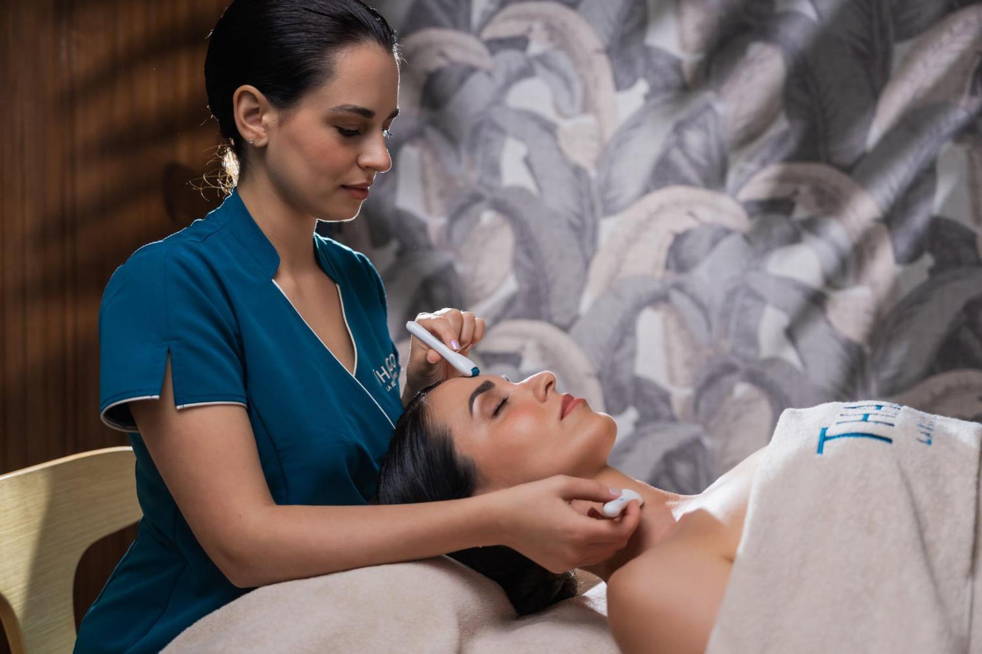 힐튼 리예카 코스타벨라 비치 리조트 앤 스파 외부 사진 A woman receiving a facial treatment